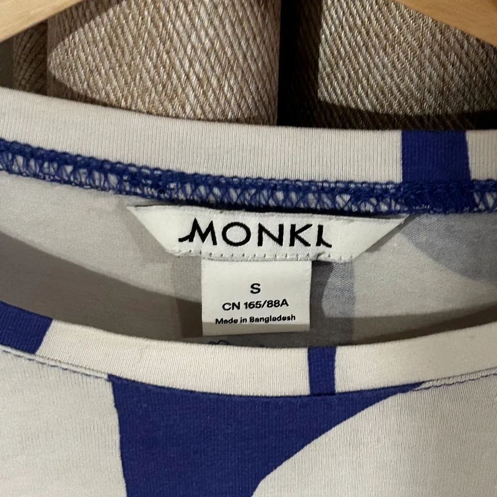 Skit cool tröja ifrån monki, med öppen rygg. Passar perfekt nu när sommaren närmar sig. Säljer pgr av att den inte kommer till användning.  ⚠️innan du köper av mig kolla in mina KÖP REGLER ⚠️. Toppar.