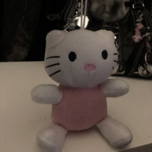 funky hello kitty - en som du ser (fake) hello kitty , men hon har personlighet jag lovar , kan inte direkt stå upp men kan hängas upp  ge henne ett bättre hem lol <3