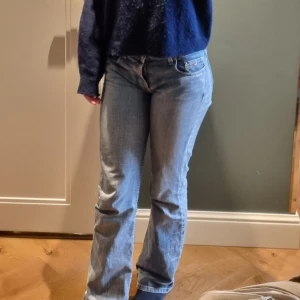 lågmidjade jeans - lågmidjade utsvängda jeans som sitter jättesmickrande✨️✨️💗