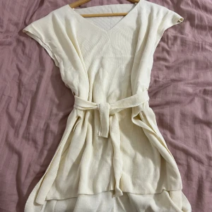 Stickad västtröja  - Säljer denna topp strl one size, passar alla från XS - L.  Helt oanvänd 