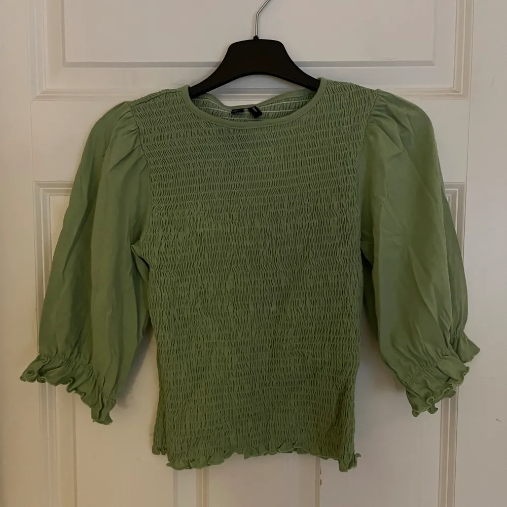 Grön smock tröja från Vero Moda☘️. Tröjor & Koftor.