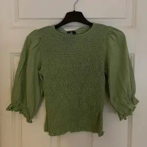 Grön smock tröja från Vero Moda☘️