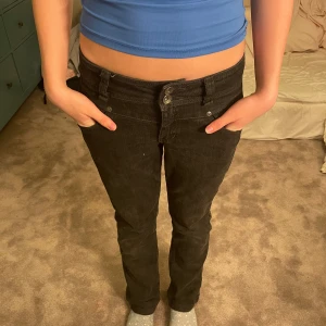 Säljer dessa lågmidjade jeans med coola fickor - Säljer dessa fina lågmidjade jeans med snygga fickor! 💞 Midjemåttet är: 74cm och innerbenslängden är:  78 cm💞