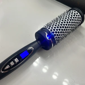 Cera värme/rundborste  - Säljer min Cera värmeborste i 45mm då jag har en nästan  likadant från annat märke & behöver inte två🌸finns tyvärr ingen kartong till den kvar skickar gärna fler bilder vid intresse,använd ett par gånger men rengörs innan köp 🌸funkar som den ska🩷