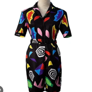 Stranger Things kostym - Eleven säsong 3 från stranger things kostym/cosplay med bälte, Använd fåtal gånger och i bra skick. Första bilden är inte min men dom andra är