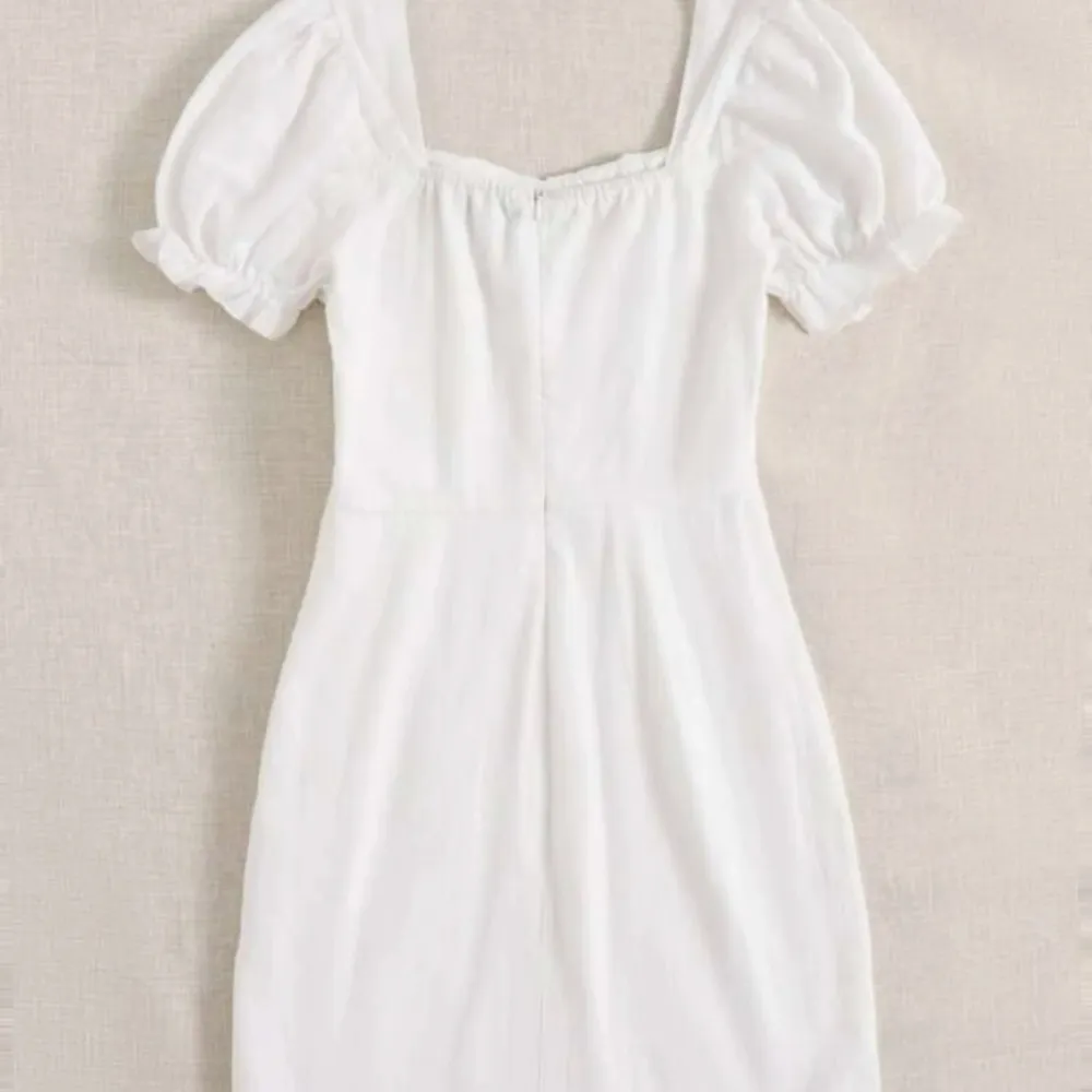 Säljer denna superfina vita klänningen. Passar perfekt till skolavslutning eller student, eller bara till sommaren! Använd en gång, så mycket bra skick💗 Säljer då den är lite för stor för mig. Klänningen är från SHEIN. Klänningar.