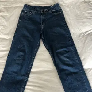 Säljer mina gamla baggy jeans då de inte passar min stil längre. De är i fint skick och köptes på junkyard.se för 700kr. Hör av er om ni har frågor eller vill ha fler bilder osv🤗 Kan gå ner i pris vid snabb affär.