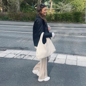 Beiga vida byxor storlek XS - Märke: Bikbok Vad: Beiga byxor Storlek: XS Upplevd i storlek: Stora, mer som en small Färg: Beige  Material: 92% polyester & 8% elastan Skick: sömmen till dragkedjan gått upp. Men enkelt att fixa om man har nål & beige tråd.