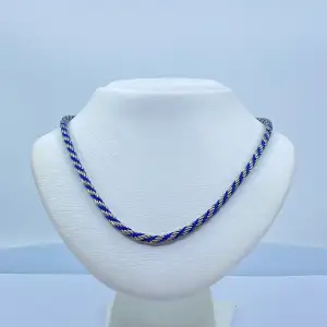 Jätte fint och speciellt halsband, cordell länk som är tvistad med blå och silver. Längd: 43 cm Vet inte vad de är för metall men endast testad.