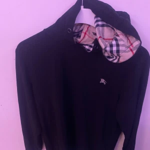 Svart Burberry Hoddie  - En svart burberry Hoodie i storlek M  8/10 i skick. Knappt använd   Priset kan diskuteras.