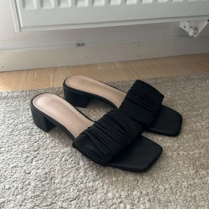 Klackskor - Jättefina klackskor i storlek 38. Använda ca en gång så bra skick. 