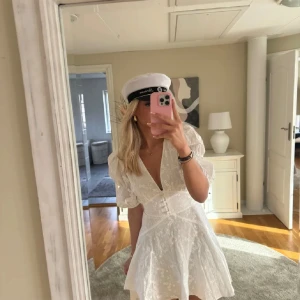 Adoore sicily dress - Säljer denna helt nya klänning med lapparna, påse kvar och allt!💕 säljer endast vid bra bud annars skickar jag tillbaka, storlek 34💓