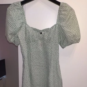 Klänning - Blommig fint kort klänning aldrig använd prislapp finns kvar (frakt ligger på 9kr just nu)