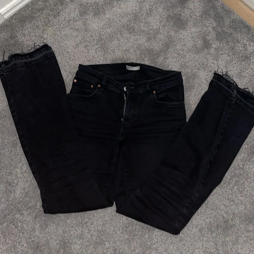 Svarta bootcut,låg midjade jeans från Gina tricot. Slitna längst ner vid fötterna. Köpta här på plick. . Jeans & Byxor.