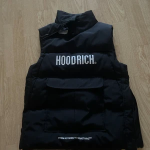 Hoodrich väst  - Bra skick