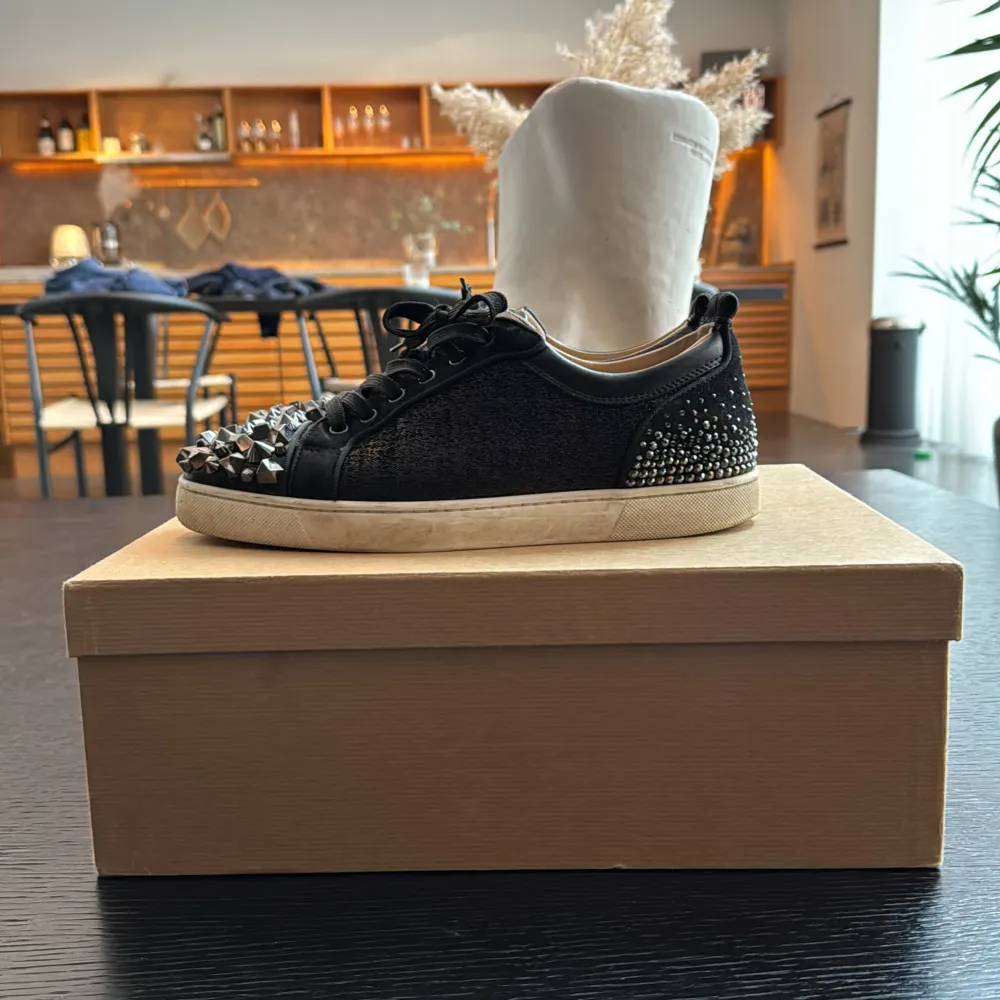 Tja! Säljer dessa unika Louboutin sneakers. Dem är i storlek 42 och är i bra skick. Det är ej originalboxen(boxen e riktig men till ett par andra louboutins. Skriv för mer info!. Skor.