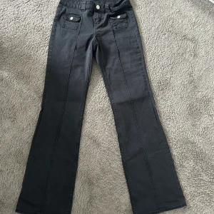 Hm cargo jeans svarta - säljer dessa bootcut jeans från hm, bra skick! 