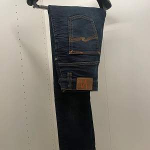 Hej, säljer nu dessa sjukt snygga nudie jeans i nyskick och storlek 29x32. Nypris: 1599kr, vårt pris: 349 kr. Om du har några frågor eller funderingar hör gärna av dig😃🤩