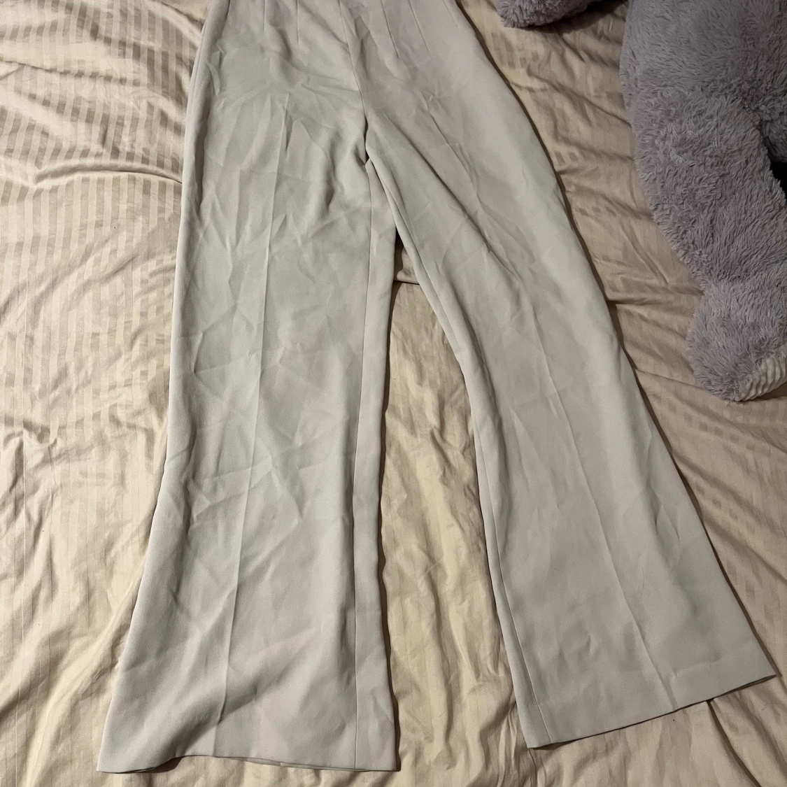 Crémefärgade kostymbyxor