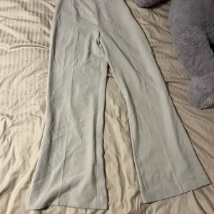 Crémefärgade kostymbyxor - Väldigt fina och sköna kostymbyxor🩷Storlek 36🌸 Använda ett fåtal gånger Ena fållen har gått upp längst ner på byxbenet (se sista bilden)🎀🎀