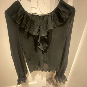 ZARA blus - Säljer min jätte fina ZARA blus som endast använd en gång!! Går inte att köpa på hemsidan längre💞💞