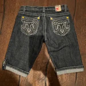 Jorts i bra skick, köpta second hand. Säljer pga att de inte passar på mig