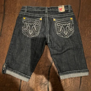 Jeans shorts  - Jorts i bra skick, köpta second hand. Säljer pga att de inte passar på mig