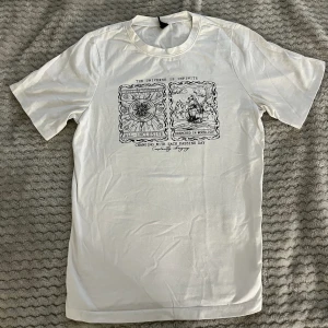 T-shirt med tryck - Vit t-shirt med tryck💗använd fåtal gånger