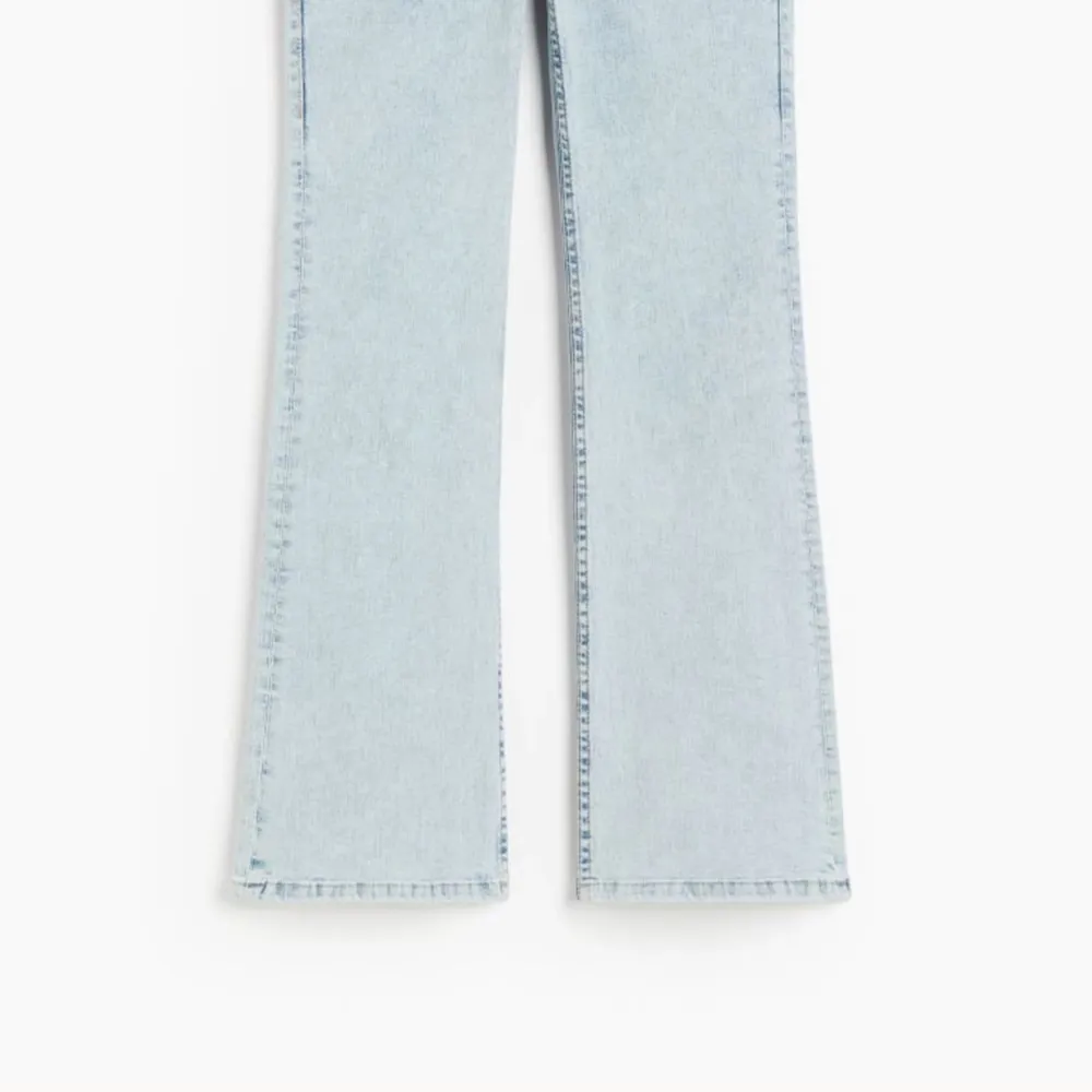 Säljer dessa lågmidajde bootcut jeansen från hm! Storlek 36! Helt slutsålda! 💗. Jeans & Byxor.