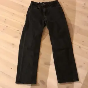 Svarta schysst jeans från Lindex. Baggy jeans( mer utslängt)  Helt okej skick ser bra ut. Barn storlek 158