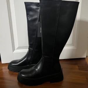 Stövlar - Stövlar från Vero Moda Storlek 40 Skafthöjd 44,5  Aldrig använda, endast provade.