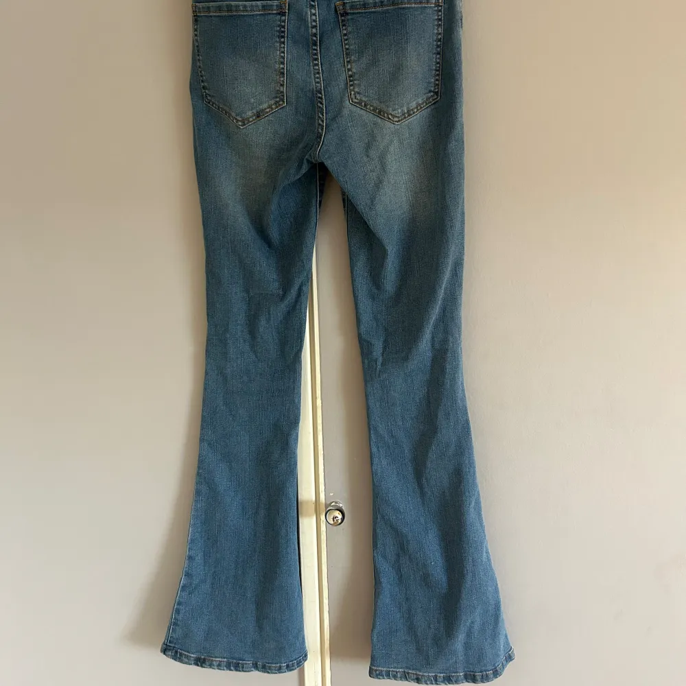 Säljer dessa blåa bootcut jeans från vila. Jeans & Byxor.