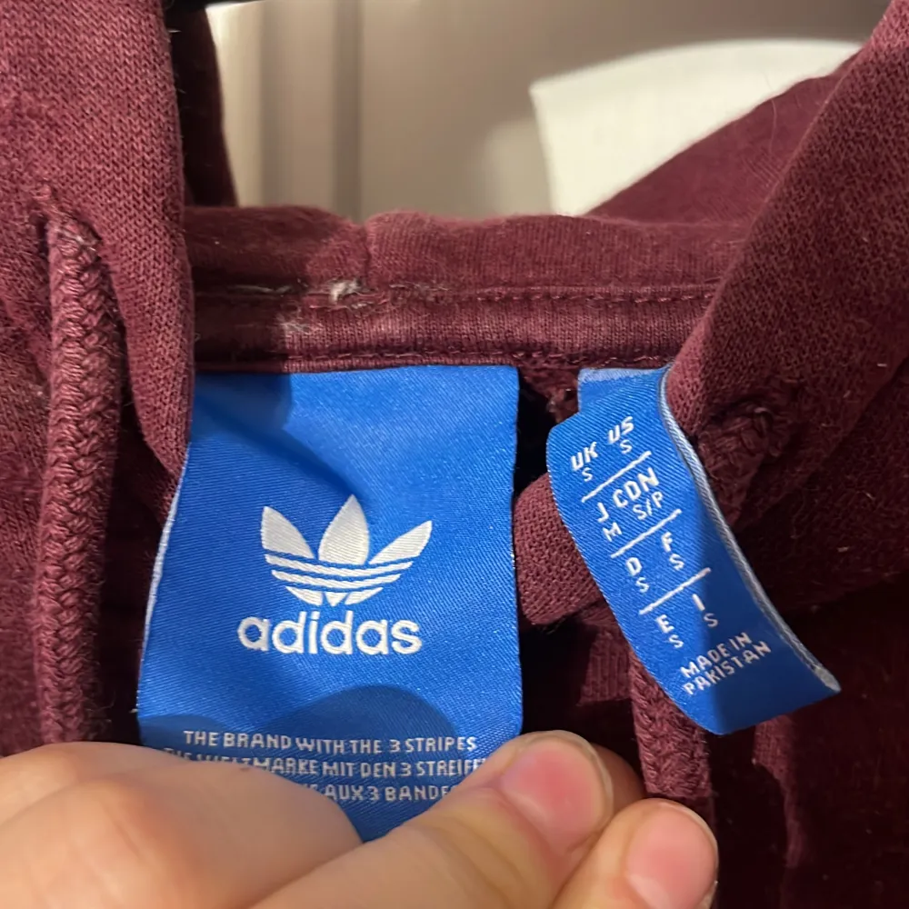 En rödvin adidas hoodie i storlek S. Den är stor i storlek och en M kan definitivt ha den. Skick enligt bilder :). Hoodies.