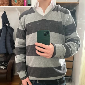 ”V”ringad riley tröja - ”V” ringad riley tröja, 100% bomull, bra skick och tröjan har inga hål eller liknande. Finns inget nypris men tror cirka 1000 kr.