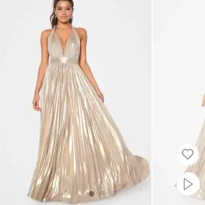 Säljer denna guldiga balklänningen som endast är använd 1 gång. Väldigt fin guld/champagne färgad, man kan välja hur klänningen ser ut beroende på hur man stylar banden!! 💗💗 köpt från bubbleroom