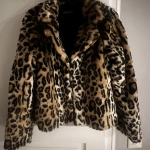 Pälsjacka - Säljer min superfina pälsjacka i leopard 🤎🖤 Jätte fint skick använt cirka 3 gånger 🤎🖤