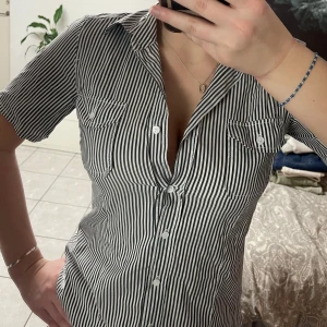 Kortärmad skjorta  - Randig kortärmad skjorta i fint skick! Tycker den är jättesnygg men den passar inte mig riktigt över bysten tyvärr och kommer därför ej till användning 