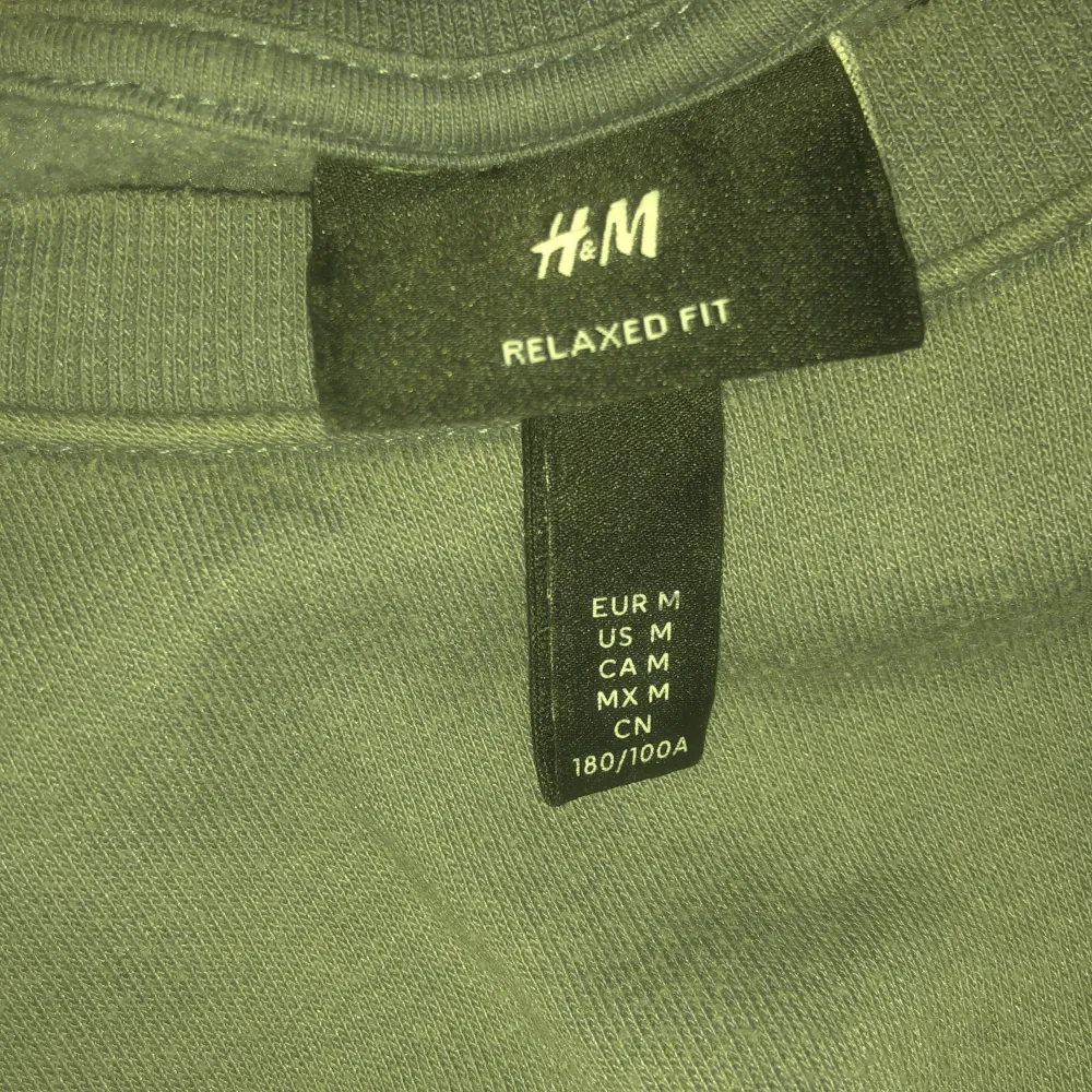En grå sweatshirt från hm då den är använd 2-5 gånger den är i storlek M, vill du ha specifikare bilder hör av dig . Hoodies.