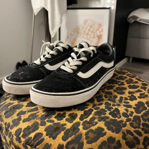 vans  - sköna och fina skor. använda men absolut inte förstörda. sulan går att tvätta så all smuts och ”text” försvinner 