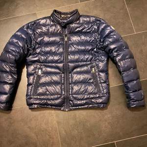 Moncler acorus jacka, fint skick inga defekter, kvitto finns, hör av er vid minsta fundering, givetvis äkta! öppen för byten, är intresserad av moncler windbreakers