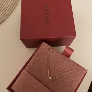 Armband akind  - Säljer ett jätte fint armband från Akind i äkta guld . Perfekt som present. Är i nyskick. Säljer då ja int annvänder smycket❤️❤️✨. Kan skickas eller mötas upp. Nypris 2300kr