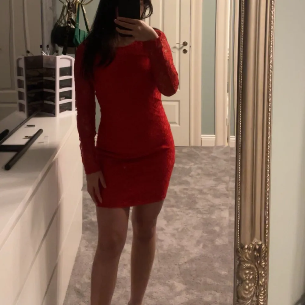 Säljer min röda klänning, dm om du är intresserad!. Klänningar.