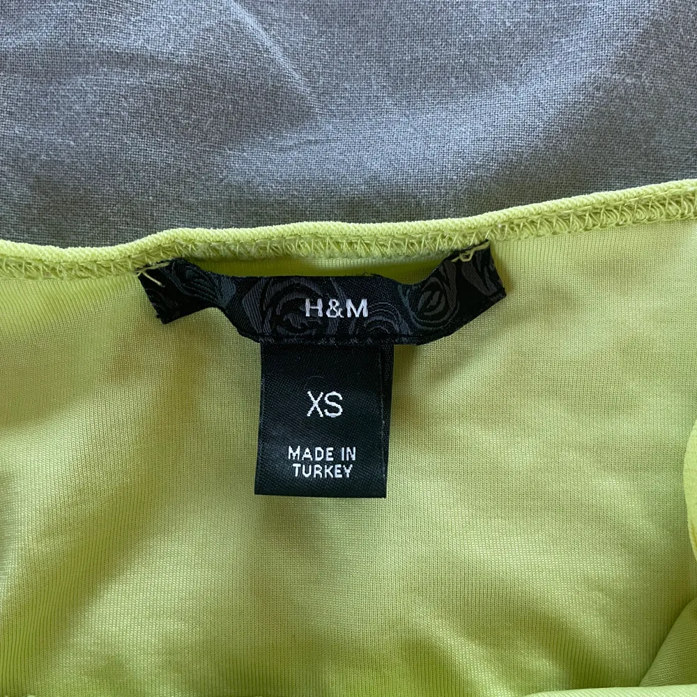 Supercool neongrön topp med ”scrunch” på sidorna, från H&M i strl Xs💕. Toppar.