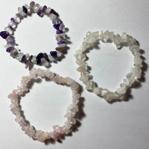 3 st elastiska armband av halvädelstenar -  Nya  Av ametist och bergkristall  Av bergkristall Av rosenkvarts  Rök- och djurfritt hem