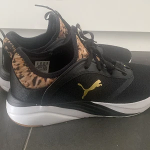 Puma skor - I princip helt nya puma skor som tyvvär är för stora för mig. De är använda ett fåtal gånger. Storlek 39 men de är stora i storleken. Nypris ca 700kr. De har ett skit coolt leopard tryck så är lite ledsen över att jag måste sälja dem.