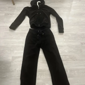 Juicy set - Mycket fint men kommer inte till användning längre🩷 Vill gärna sälja båda som ett set men annars 500kr per del eller 850 för båda!