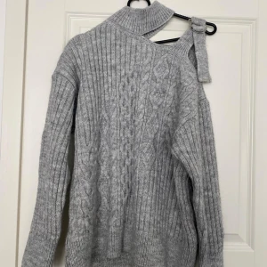 River Island tröja nyskick! - Nästan ny off shoulder tröja från River Island med spänne på ena axeln. Använd endast 1 gång.