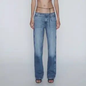 Säljer dessa unika jeans från zara då de inte kommer till någon användning tyvärr. Använda fåtal gånger❤️‍🔥❤️‍🔥❤️‍🔥