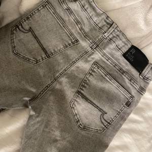 säljer nu mina blue ridge jeans som är ljusgråa med detaljer på bakfickorna i strl 158, otroligt fint skick och använda fåtal gånger💞 vid intresse/frågor/mer bilder kontakta 💞