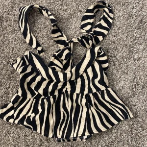 Zara topp - Perfekt topp till sommar som är öppen i ryggen